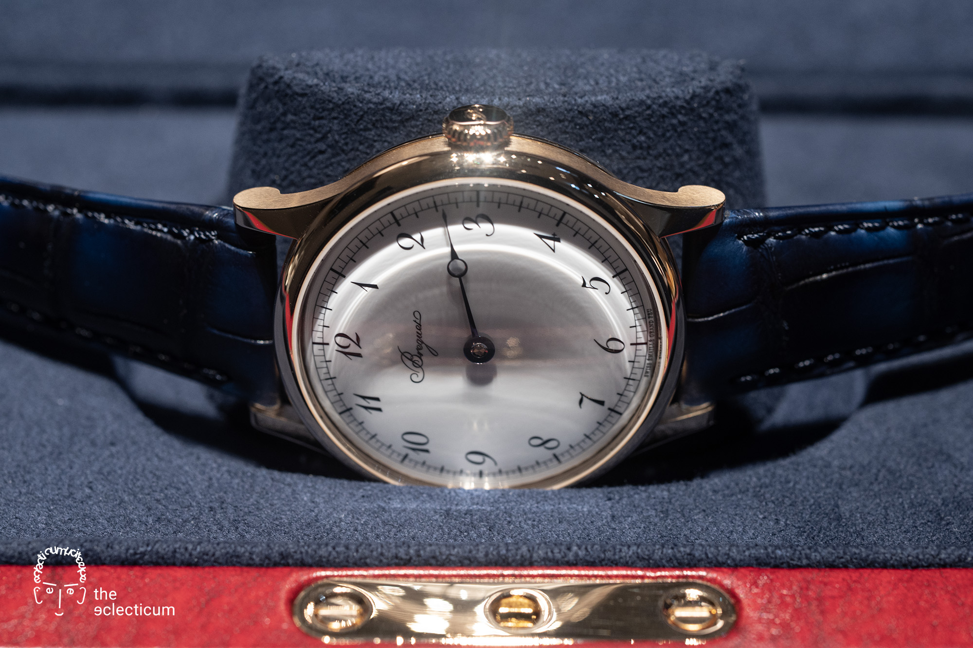 A new gold alloy combining 75% gold, enriched with silver, copper and palladium is a first for Breguet and a major feature without being loud. It’s warm, subtly pink hue is inspired by the gold used by watchmakers of the eighteenth century, and in particular the alloy Breguet himself used. Beyond its brilliance, it is distinguished by its resistance to discolouration and its stability over time, guaranteeing a pure, elegant finish. For sure we will see it more often in the (near) future in the collection of the brand. The case, measuring 40mm in diameter and 10.8mm high, is of a new design, standing apart from other watches, with a particular attention paid to ergonomics – easily felt at hand and on the wrist, and addresses a major weakness we always felt with Breguet cases: the long straight look made them sit awkwardly on our wrists. The typical Breguet fluting has been replaced by a delicately satin-brushed case middle that respects the style of the original timepieces, while the lugs have been curved to better fit the wrist and, as such, offer a more fluid appearance than the traditional straight lugs. 