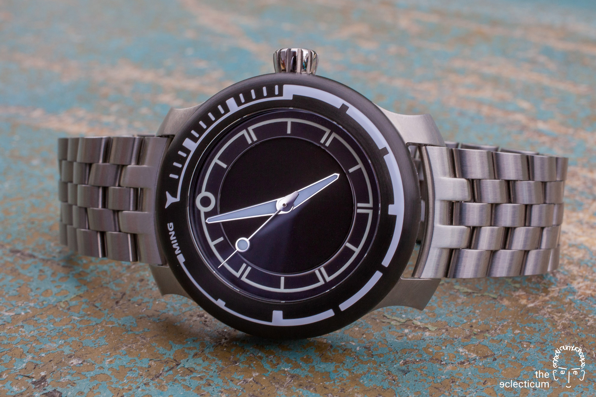 Hands-on: a comprehensive collector´s view on the MING 18.01 H41 and its (universal) bracelet. The latest diver watch to the MING family, a novelty from 2020.